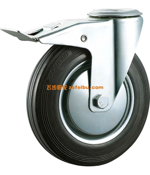 带刹车的脚轮安装：刹车踏板方向与操作便利性匹配